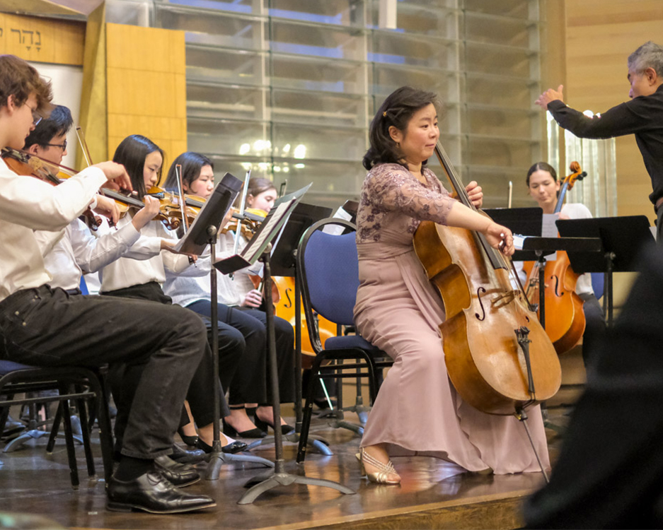 Hai-Ye Ni cellist with violin students and conductor