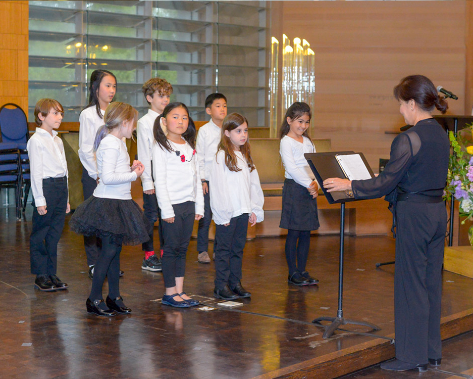 choral conductor and young choral singers