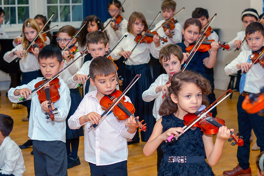 Young children playing the violin